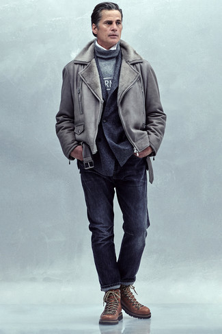 Какие джинсы носить с серым пиджаком мужчине зима в стиле кэжуал: Серый пиджак в сочетании с джинсами несомненно будет обращать на себя внимание прекрасного пола. Коричневые кожаные рабочие ботинки привнесут в ансамбль чуть больше живости. Как видишь, это очень теплое и стильное сочетание на холодный сезон.