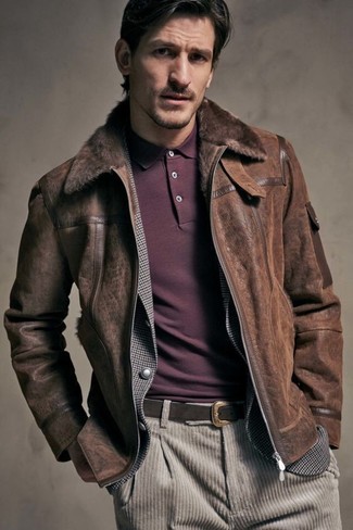 Какие пиджаки носить с светло-коричневыми джинсами мужчине: Лук из пиджака и светло-коричневых джинсов поможет составить необычный мужской образ в расслабленном стиле.