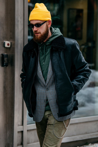 Какой худи носить с темно-серым пиджаком в 20 лет мужчине в прохладную погоду в стиле кэжуал: Если превыше всего ты ценишь удобство и практичность, обрати внимание на такое сочетание темно-серого пиджака и худи.