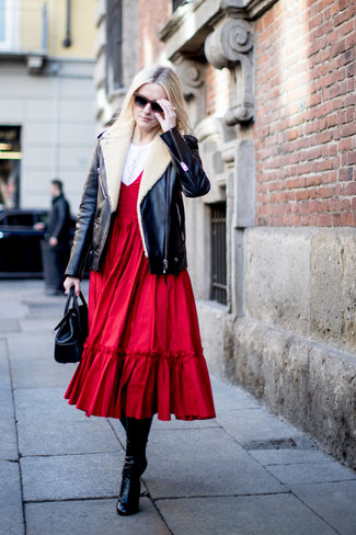 С чем носить красное платье-миди со складками в стиле смарт-кэжуал: Если ты считаешь себя одной из тех женщин, которые каждый день стараются смотреться безукоризненно стильно, тебе полюбится образ из красного платья-миди со складками и черной короткой дубленки. Черные кожаные сапоги — прекрасный вариант, чтобы завершить лук.