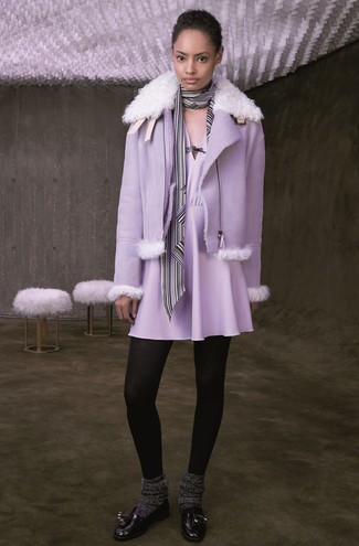 Модный лук: светло-фиолетовая короткая дубленка, светло-фиолетовое платье с плиссированной юбкой, черные кожаные лоферы с кисточками, бело-черный шарф в вертикальную полоску
