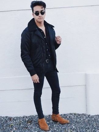 С чем носить черную рубашку с длинным рукавом мужчине зима: Черная рубашка с длинным рукавом в сочетании с темно-синими зауженными джинсами — замечательный вариант для воплощения мужского образа в стиле смарт-кэжуал. Если ты не боишься смешивать в своих ансамблях разные стили, из обуви можешь надеть табачные замшевые ботинки челси. Подобное сочетание одежды вполне может стать твоим спасением, когда на улице лютый холод.
