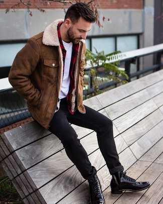 Какие джинсы носить с красно-черной рубашкой с длинным рукавом мужчине зима в стиле смарт-кэжуал: Красно-черная рубашка с длинным рукавом и джинсы — прекрасная формула для создания приятного и функционального ансамбля. Любители свежих идей могут закончить лук черными кожаными классическими ботинками, тем самым добавив в него толику изысканности. Этот образ может стать классным выходом из положения, если за окном лютый мороз.