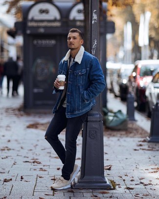 С чем носить темно-синюю короткую дубленку мужчине в холод: Сочетание темно-синей короткой дубленки и темно-синих рваных джинсов - очень практично, и поэтому отлично подойдет для повседневой носки. Создать интересный контраст с остальными предметами из этого лука помогут светло-коричневые кроссовки.