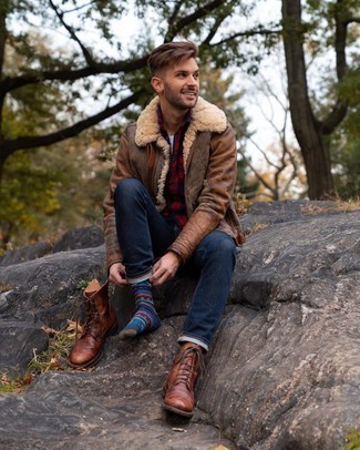 Какие джинсы носить с коричневыми повседневными ботинками мужчине в холод в стиле кэжуал: Коричневую короткую дубленку и джинсы можно надеть как на работу без дресс-кода, так и на расслабленный вечер с любимой в демократичном кафе. В паре с коричневыми повседневными ботинками такой образ смотрится особенно гармонично.