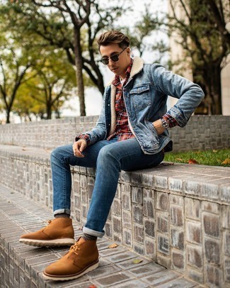Какие джинсы носить с красной рубашкой с длинным рукавом в 30 лет мужчине зима в стиле кэжуал: В сочетании друг с другом красная рубашка с длинным рукавом и джинсы смотрятся очень выигрышно. Пара коричневых замшевых ботинок дезертов отлично подходит к остальным элементам ансамбля. Этот лук может стать прекрасным решением, когда на улице крепкий морозец.