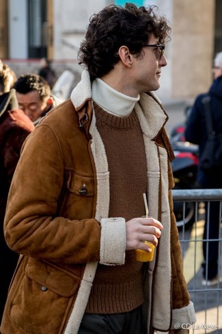 С чем носить коричневый вязаный свитер с круглым вырезом в 20 лет мужчине в холод: Коричневый вязаный свитер с круглым вырезом в паре с черными классическими брюками — образец элегантного стиля.