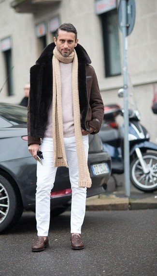 С чем носить табачную куртку за 40 лет мужчине зима в стиле смарт-кэжуал: Сочетание табачной куртки и белых джинсов продолжает импонировать стильным мужчинам. Думаешь сделать лук немного элегантнее? Тогда в качестве дополнения к этому ансамблю, обрати внимание на коричневые кожаные лоферы. Если ты хочешь выглядеть по моде даже в зимнее время, такой лук — вне всякого сомнения то, что тебе нужно.