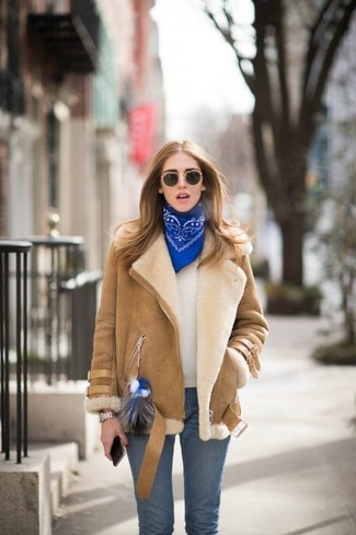С чем носить шарф с принтом женщине в холод: Светло-коричневую короткую дубленку и шарф с принтом можно надеть на прогулку или на обед с друзьями в уютном заведении.