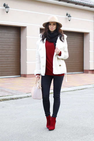 С чем носить красную обувь зима: Белая короткая дубленка и черные джинсы скинни — неотъемлемые вещи в гардеробе барышень с отменным вкусом в одежде. Красные замшевые ботильоны чудесно впишутся в лук. Такое сочетание точно поможет пережить студеную зиму в тепле.