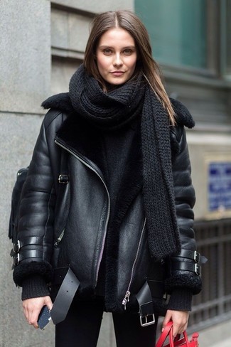 С чем носить черный вязаный шарф женщине в прохладную погоду: Если ты любишь смотреться красиво и при этом чувствовать себя комфортно и нескованно, стоит опробировать это сочетание черной короткой дубленки и черного вязаного шарфа.