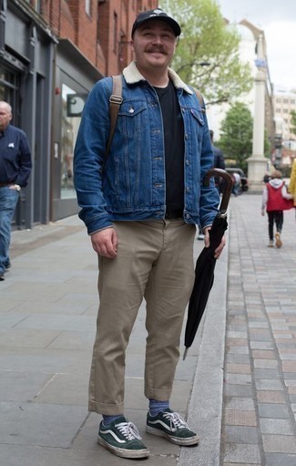 С чем носить табачную сумку за 40 лет мужчине в прохладную погоду в стиле кэжуал: Если ты делаешь ставку на комфорт и функциональность, синяя джинсовая короткая дубленка и табачная сумка — отличный вариант для привлекательного мужского образа на каждый день. В тандеме с темно-зелеными замшевыми низкими кедами такой образ смотрится особенно гармонично.