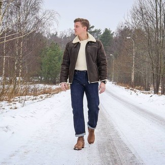 Какие джинсы носить с белой футболкой с круглым вырезом в 30 лет мужчине зима: Тандем белой футболки с круглым вырезом и джинсов выглядит круто и нескучно. Если тебе нравится сочетать в своих ансамблях разные стили, из обуви можешь надеть коричневые кожаные ботинки челси. Сунуться на улицу, когда за окном лютый мороз, в таком луке будет несомненно приятнее.