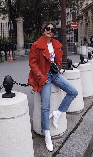 С чем носить красную верхнюю одежду женщине: Дуэт красной верхней одежды и синих джинсов позволит реализовать в твоем луке современный городской стиль. Вкупе с этим образом органично выглядят белые ботильоны на резинке.