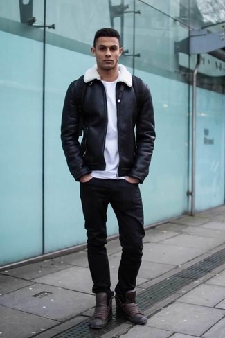 С чем носить коричневые высокие кеды в 20 лет мужчине в холод: Поклонникам стиля кэжуал понравится сочетание черной короткой дубленки и черных джинсов. Создать стильный контраст с остальными вещами из этого образа помогут коричневые высокие кеды.