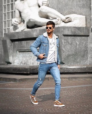 Какие джинсы носить с темно-коричневыми низкими кедами мужчине весна в спортивном стиле: Если ты делаешь ставку на комфорт и функциональность, голубая джинсовая короткая дубленка и джинсы — замечательный выбор для модного повседневного мужского ансамбля. Почему бы не привнести в этот лук немного легкой небрежности с помощью темно-коричневых низких кед? Когда зимняя пора меняется на весну, подобное сочетание одежды будет по душе самым избирательным мужчинам.