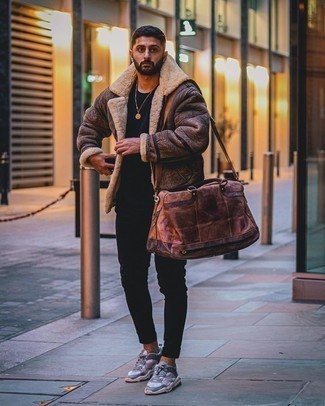С чем носить дорожную сумку в 30 лет мужчине в прохладную погоду в стиле кэжуал: Коричневая короткая дубленка и дорожная сумка — беспроигрышный выбор для веселого выходного дня. Что до обуви, серые кроссовки — самый удачный вариант.