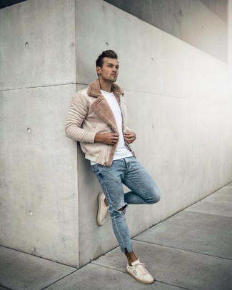 Как носить зауженные джинсы с низкими кедами в 20 лет мужчине в прохладную погоду в спортивном стиле: Сочетание бежевой короткой дубленки и зауженных джинсов - очень практично, и поэтому идеально для повседневой носки. Очень удачно здесь выглядят низкие кеды.