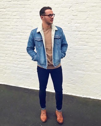 Какие зауженные джинсы носить с темно-коричневыми повседневными ботинками мужчине: Синяя джинсовая короткая дубленка и зауженные джинсы — отличный выбор, если ты хочешь создать раскованный, но в то же время модный мужской образ. Темно-коричневые повседневные ботинки добавят луку изысканности.