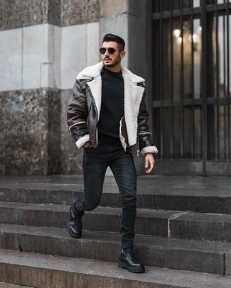 Как носить черные джинсы с коричневой курткой в 20 лет мужчине: Если в одежде ты ценишь удобство и функциональность, попробуй лук из коричневой куртки и черных джинсов. Дополнив лук черными кожаными рабочими ботинками, ты привнесешь в него немного динамичности.