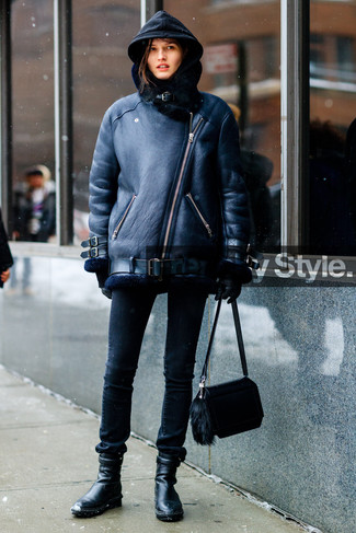 С чем носить черную куртку в 20 лет женщине зима в стиле смарт-кэжуал: Тандем черной куртки и черных джинсов скинни поможет выглядеть модно, но при этом подчеркнуть твою индивидуальность. Вкупе с этим образом выгодно выглядят черные кожаные ботильоны. Если ты не хочешь жертвовать стилем даже зимой, подобный образ обязательно понравится тебе.