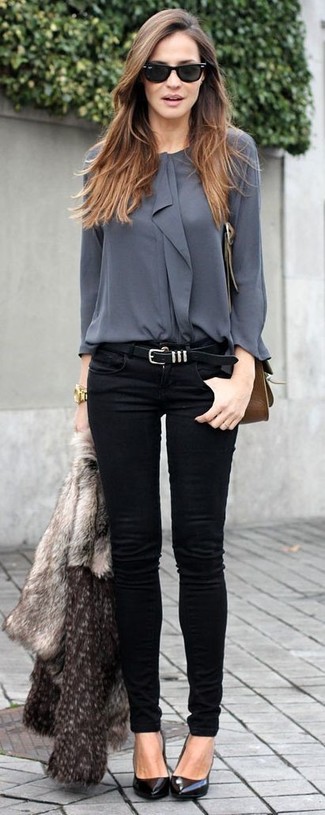 С чем носить блузку с длинным рукавом в прохладную погоду в деловом стиле: Если ты считаешь себя одной из тех леди, хорошо разбирающихся в модных тенденциях, тебе понравится сочетание блузки с длинным рукавом и черных джинсов скинни. В тандеме с этим ансамблем наиболее гармонично смотрятся черные кожаные туфли.