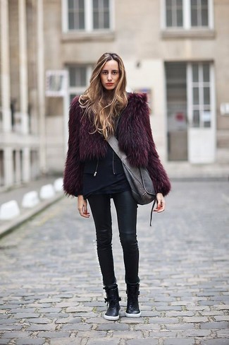 С чем носить пурпурную куртку женщине: Пурпурная куртка и черный бомбер — must have элементы стильного женского гардероба. Выбирая обувь, можно немного побаловаться и дополнить ансамбль черными кожаными высокими кедами.