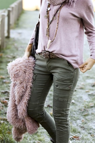 Модный лук: розовая короткая шуба, оливковые брюки карго, оливковая кожаная большая сумка с камуфляжным принтом, темно-коричневый кожаный ремень с шипами