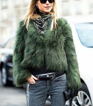 С чем носить зеленую короткую шубу в прохладную погоду в деловом стиле: Если ты считаешь себя одной из тех девушек, неплохо разбирающихся в том, что стильно, а что нет, тебе полюбится сочетание зеленой короткой шубы и темно-серых джинсов скинни.
