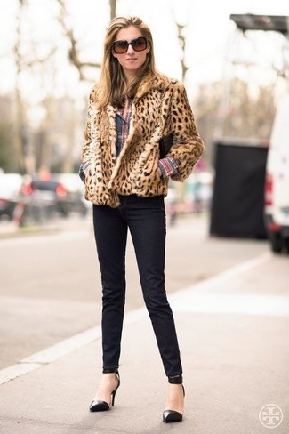 С чем носить куртку с леопардовым принтом женщине в холод: Дуэт куртки с леопардовым принтом и черных джинсов скинни выглядит выше всяких похвал, согласна? В сочетании с этим луком гармонично смотрятся черные кожаные туфли.