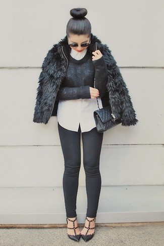 Модный лук: черная короткая шуба, черный короткий свитер, белая классическая рубашка, черные леггинсы