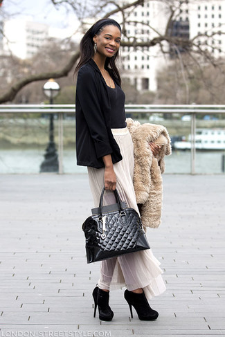 Модный лук: бежевая короткая шуба, черный пиджак, черная футболка с круглым вырезом, белая шифоновая длинная юбка со складками