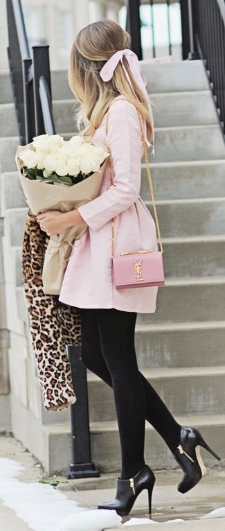 С чем носить ярко-розовое платье с плиссированной юбкой в 30 лет в холод: Современным модницам, которые любят быть в курсе последних тенденций, советуем обратить внимание на это сочетание ярко-розового платья с плиссированной юбкой и бежевой короткой шубы с леопардовым принтом. В паре с этим ансамблем отлично будут смотреться черные кожаные ботильоны.