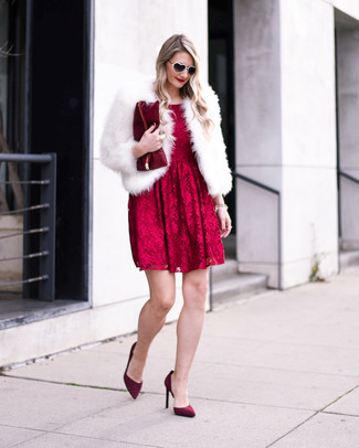 Модный лук: белая короткая шуба, красное кружевное платье с пышной юбкой, темно-красные замшевые туфли, темно-красный кожаный клатч