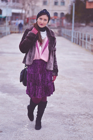 С чем носить темно-пурпурную юбку-миди в 30 лет в прохладную погоду: Пурпурная короткая шуба и темно-пурпурная юбка-миди — отличный лук для вечерней встречи с друзьями. Что же до обуви, закончи наряд темно-пурпурными замшевыми сапогами.