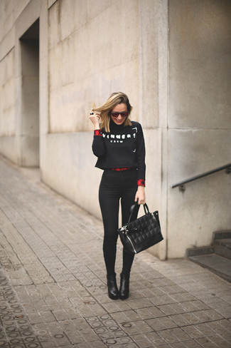 Модный лук: черно-белый короткий свитер с принтом, красная блуза на пуговицах в шотландскую клетку, черные джинсы скинни, черные кожаные ботильоны