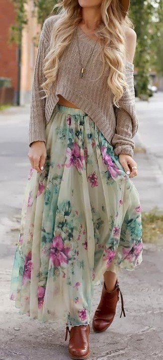 Модный лук: бежевый короткий свитер, бежевая длинная юбка с цветочным принтом, табачные кожаные ботильоны, коричневая шерстяная шляпа