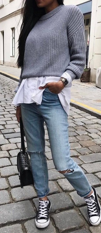 Модный лук: серый вязаный короткий свитер, белая классическая рубашка, голубые рваные джинсы, черно-белые низкие кеды из плотной ткани