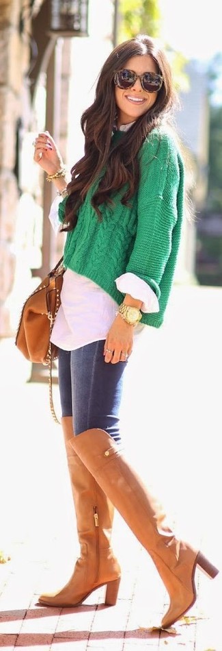 Модный лук: зеленый вязаный короткий свитер, белая классическая рубашка, темно-синие джинсы скинни, табачные кожаные ботфорты
