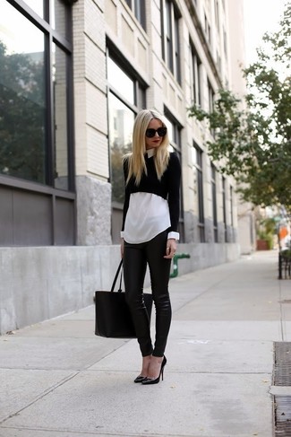 С чем носить черные кожаные узкие брюки: Черный короткий свитер и черные кожаные узкие брюки — великолепный выбор, если ты ищешь простой, но в то же время модный образ. В паре с этим образом прекрасно выглядят черные кожаные туфли.
