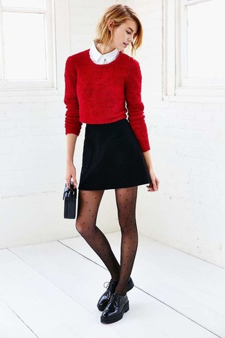 С чем носить темно-красный короткий свитер в теплую погоду: Темно-красный короткий свитер и черная юбка-трапеция будет хорошей идеей для расслабленного повседневного образа. Думаешь сделать ансамбль немного строже? Тогда в качестве дополнения к этому наряду, выбери черные кожаные массивные оксфорды.