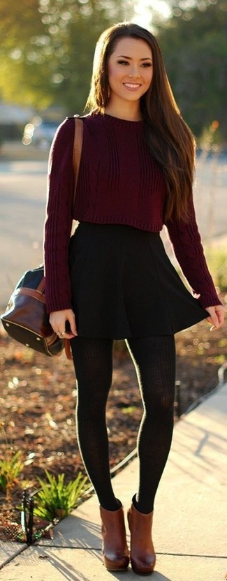 С чем носить темно-красный короткий свитер в теплую погоду: Если ты любишь одеваться красиво, чувствуя себя при этом комфортно и нескованно, опробируй это сочетание темно-красного короткого свитера и черной короткой юбки-солнце. Что касается обуви, коричневые кожаные ботильоны — наиболее приемлимый вариант.