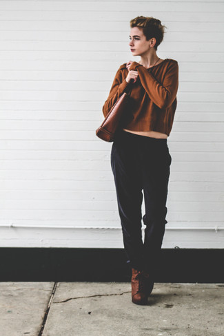 С чем носить коричневый короткий свитер: Если у тебя запланирован сумасшедший день, сочетание коричневого короткого свитера и черных пижамных штанов позволит создать функциональный образ в стиле кэжуал. Если ты любишь сочетать в своих образах разные стили, на ноги можно надеть коричневые кожаные ботильоны на шнуровке.