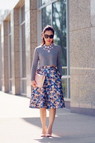 Модный лук: серый короткий свитер, синяя пышная юбка с цветочным принтом, розовые кожаные туфли, розовый кожаный клатч