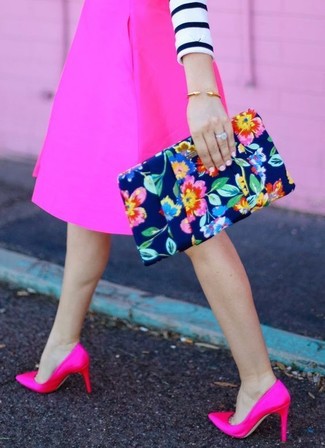 С чем носить ярко-розовую юбку в 30 лет в теплую погоду: Тандем бело-темно-синего короткого свитера в горизонтальную полоску и ярко-розовой юбки позволит подчеркнуть твой запоминающийся стиль. В сочетании с этим нарядом наиболее гармонично будут смотреться ярко-розовые сатиновые туфли.