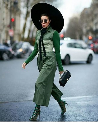 С чем носить шляпу женщине в теплую погоду: Зеленая футболка с длинным рукавом и шляпа — стильный выбор барышень, которые всегда в движении. Вкупе с этим образом отлично будут выглядеть оливковые замшевые босоножки на каблуке.