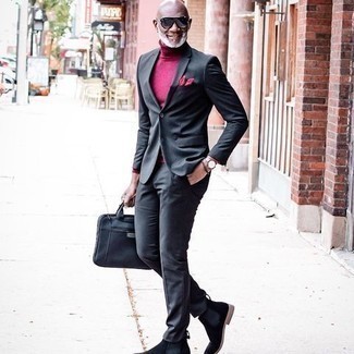 С чем носить черные замшевые ботинки челси за 50 лет мужчине: Комбо из темно-серого костюма и ярко-розовой водолазки позволит создать стильный и в то же время утонченный лук. Весьма выгодно здесь будут смотреться черные замшевые ботинки челси.