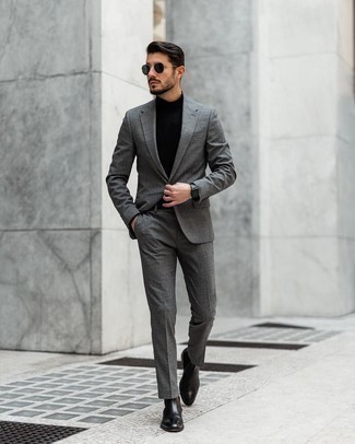 С чем носить водолазку мужчине в деловом стиле: Комбо из водолазки и серого костюма позволит создать модный и привлекательный образ. Вместе с этим образом удачно смотрятся черные кожаные ботинки челси.