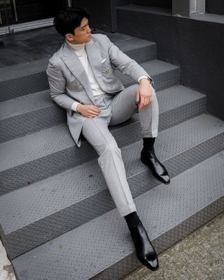 Модный лук: серый костюм, белая водолазка, черные кожаные ботинки челси, белый нагрудный платок