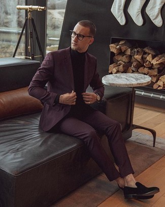 Мода для 20-летних мужчин в деловом стиле: Черная водолазка — беспроигрышный лук, если ты хочешь создать расслабленный, но в то же время стильный мужской лук.